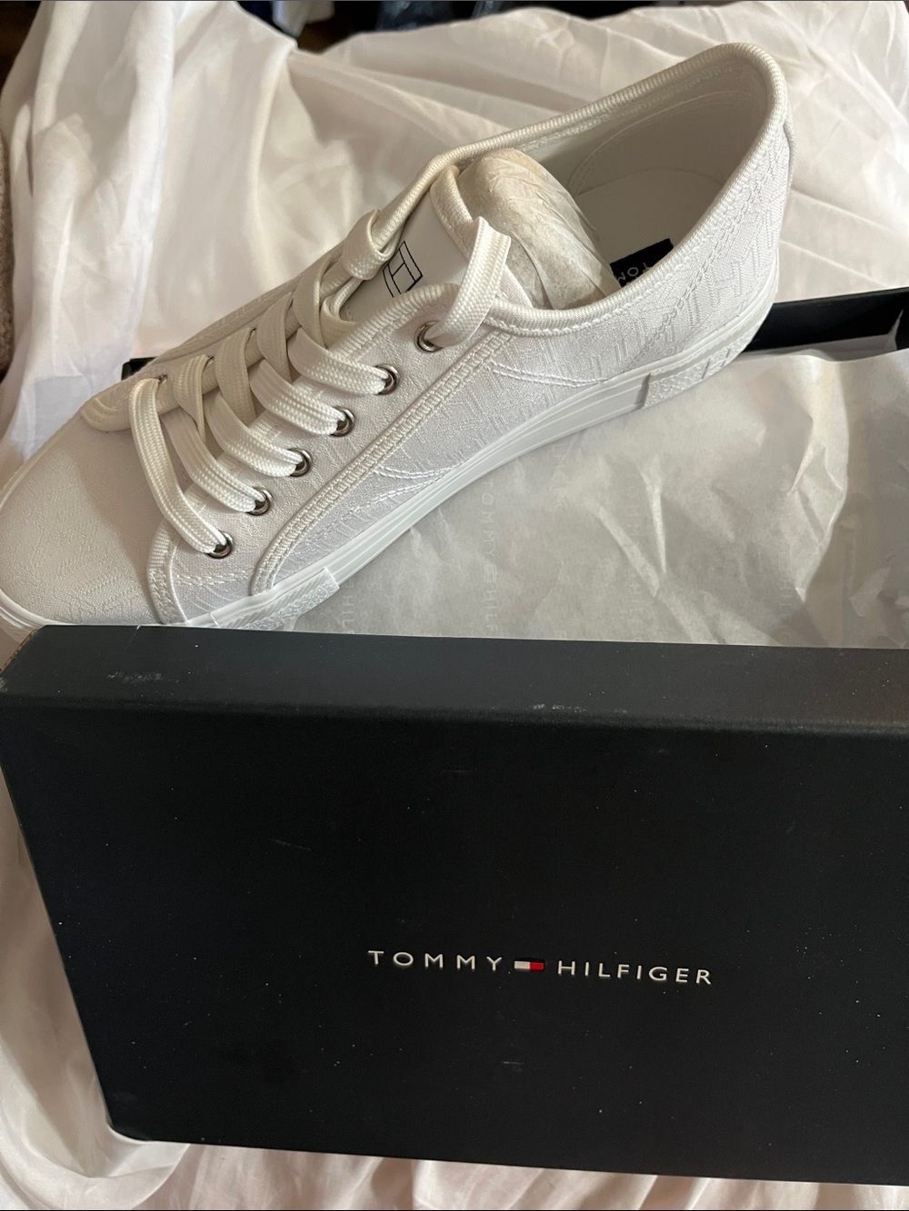Tommy Hilfiger White Low-Top Logo-Textured Sneaker